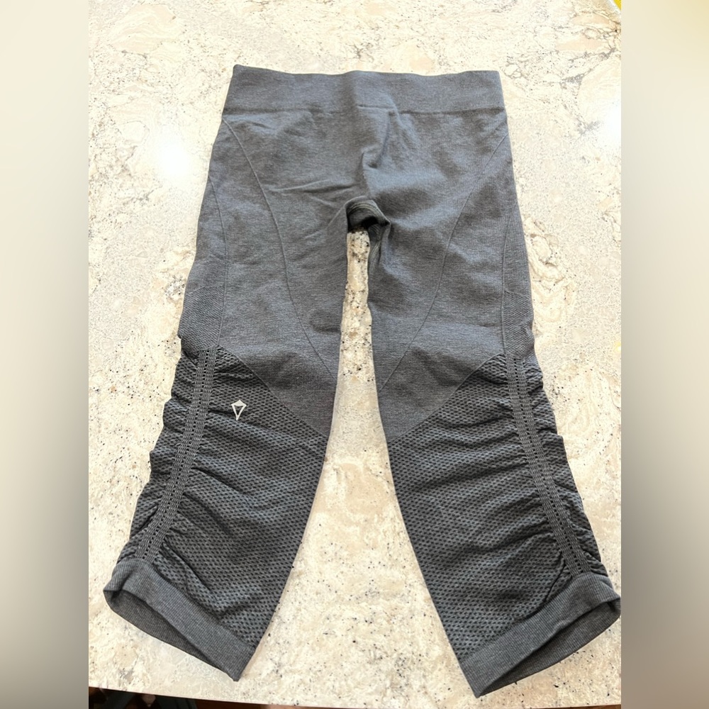 Ivivva cropped leggings girls Lululemon 10